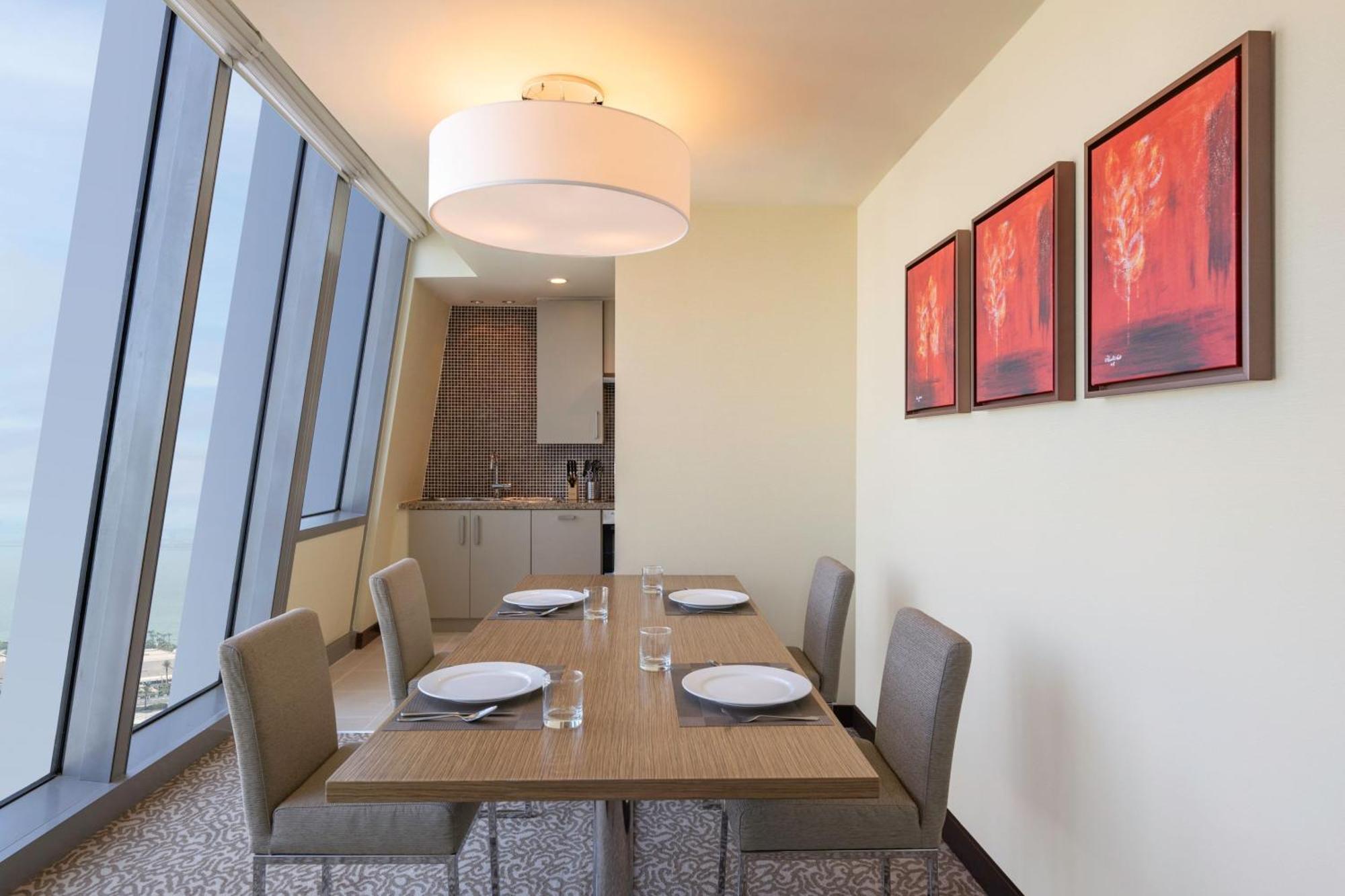 Le Meridien City Center Doha Exterior photo